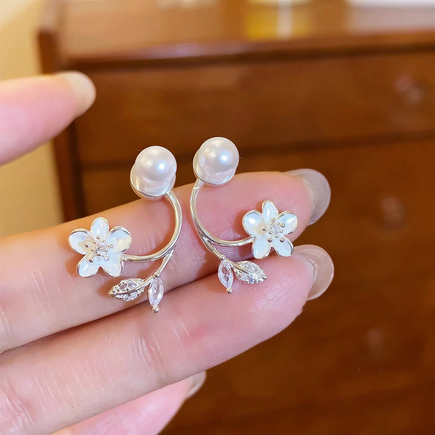 🎀Ethereal Blossom örhängen: Örhängen i sterlingsilver med blommor och pärlor för kvinnor