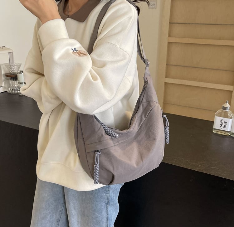 🔥🔥Fashionabel axelremsväska i nylon i enfärgad modell🔥