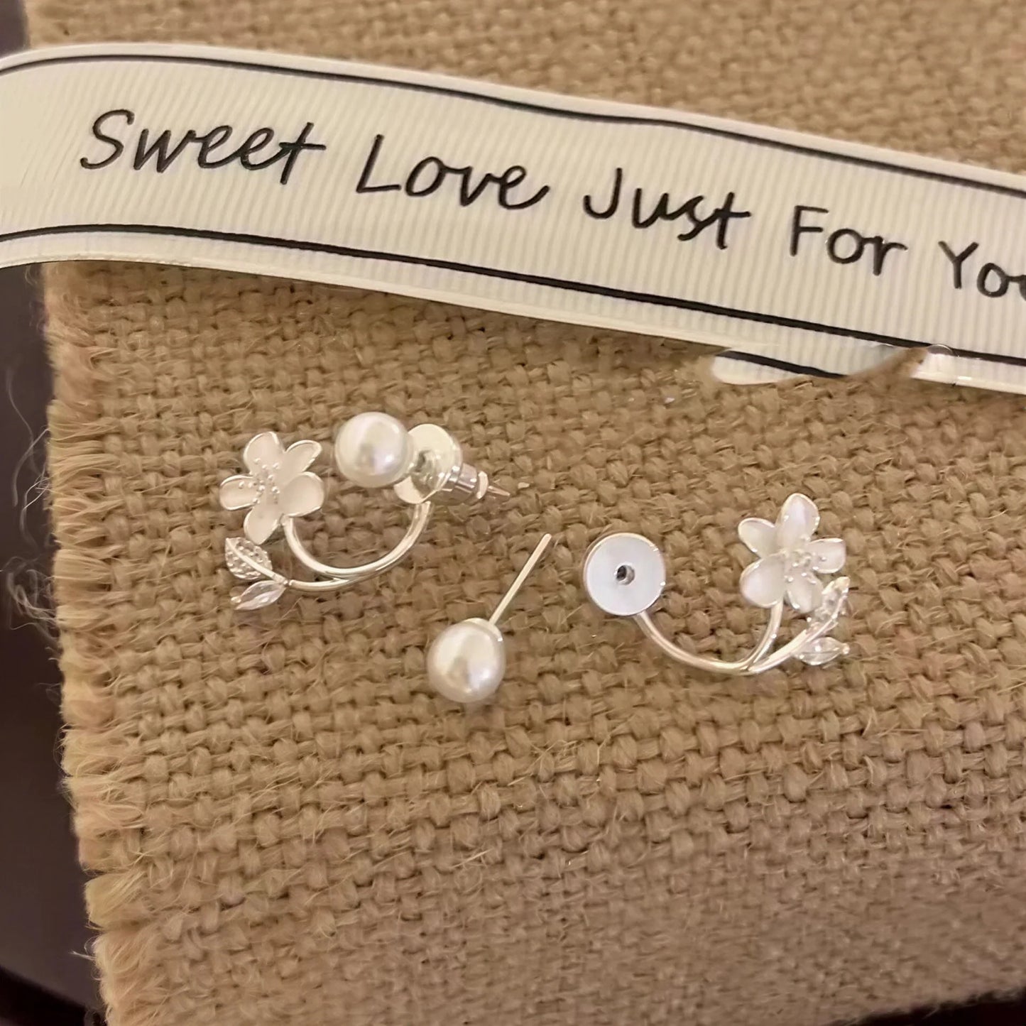 🎀Ethereal Blossom örhängen: Örhängen i sterlingsilver med blommor och pärlor för kvinnor