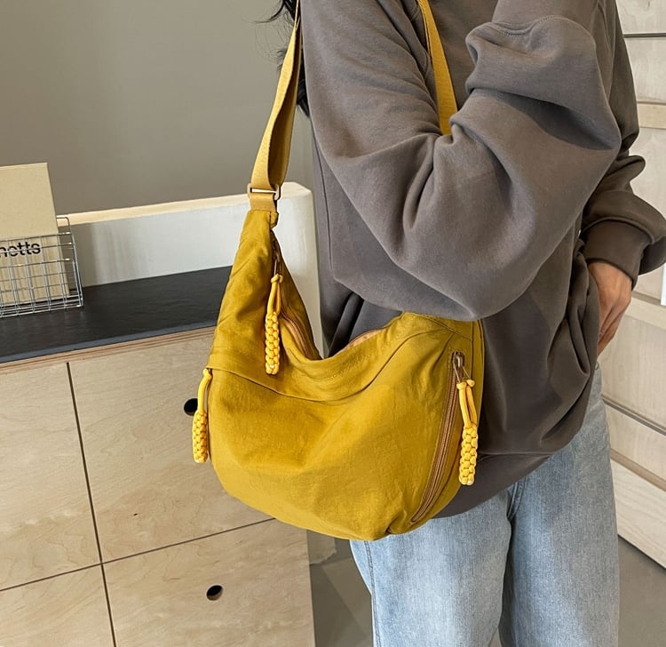 🔥🔥Fashionabel axelremsväska i nylon i enfärgad modell🔥